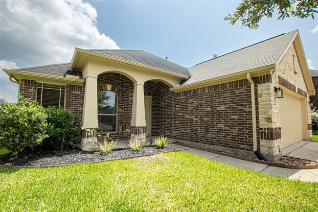 Building Photo - 23611 Starbridge Lake Ln