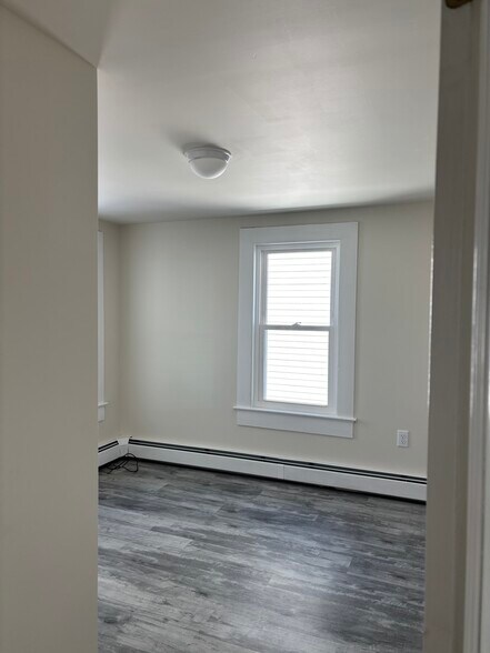 Upstairs Middle Bedroom - 14 Clove Ave