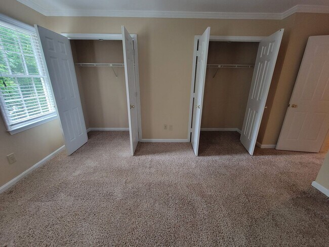 Building Photo - 2 Bedroom 2.5 Bathroom Townhome