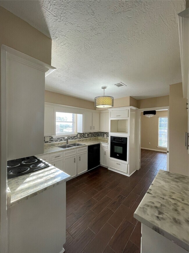 Building Photo - 4527 Geneva Dr