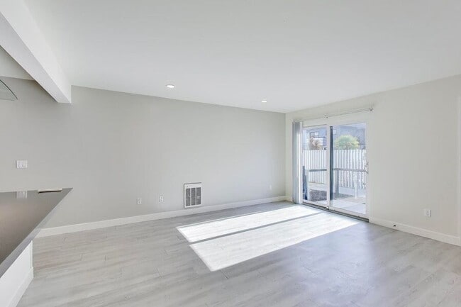 Building Photo - 1662 Hollenbeck Ave