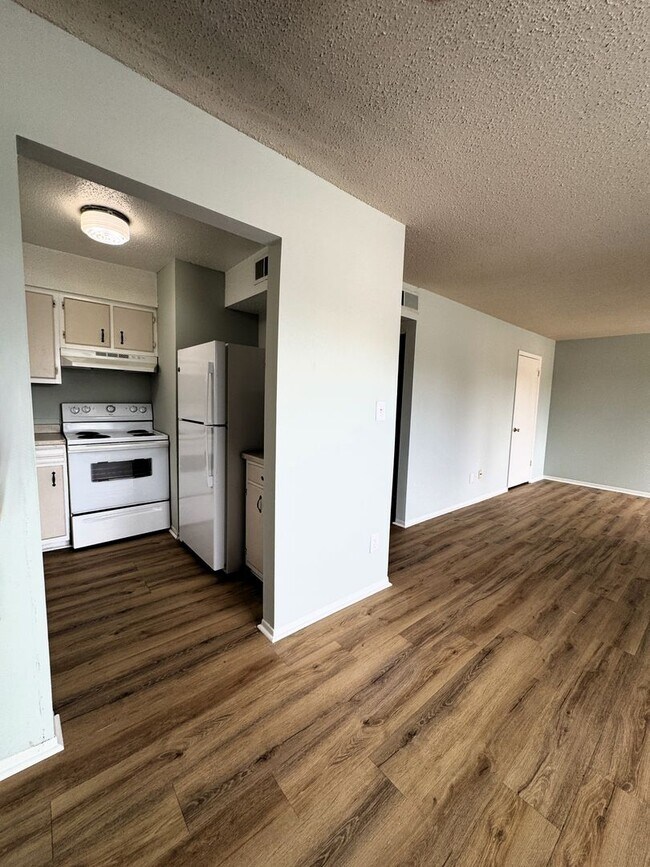 Building Photo - Move-In Special!!!