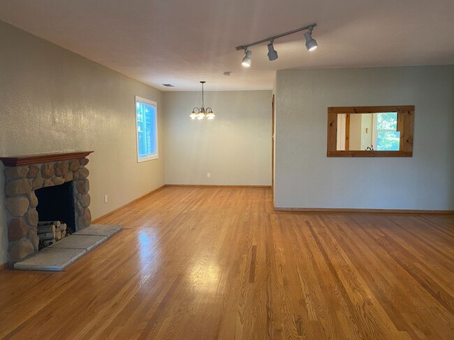 Building Photo - Advent - Stunning Three Bedroom House W/ T...