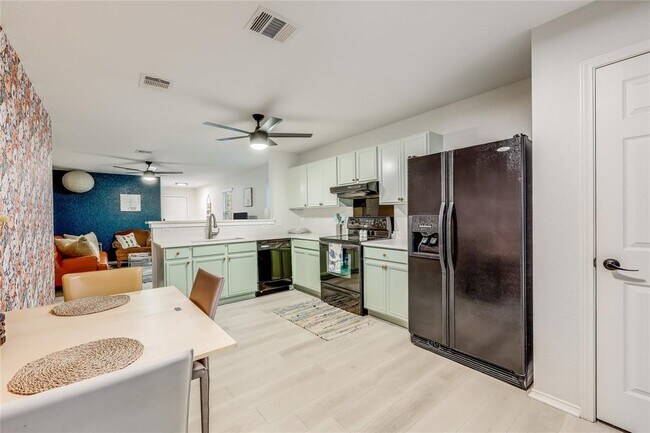 Building Photo - 5301 Apple Orchard Ln