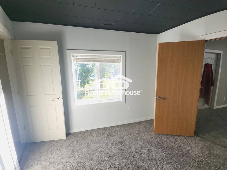 Building Photo - 200 N Vine St