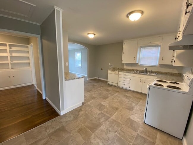 Building Photo - 3 Bed, 2 Bath Corner Lot in Tulsa!