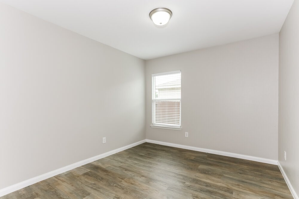 Building Photo - 10041 Silent Hollow Dr