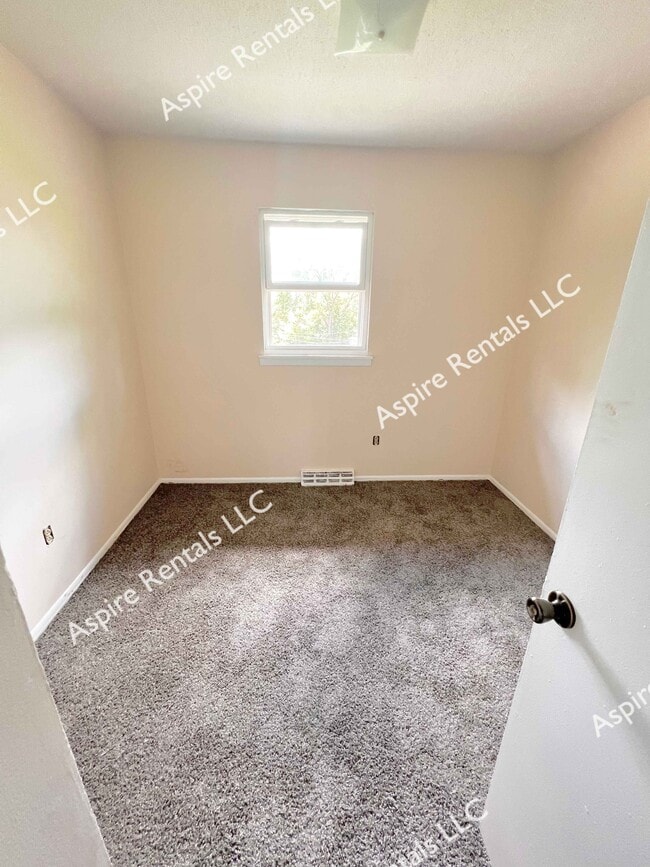 Building Photo - 2905 N Willowbrook Rd