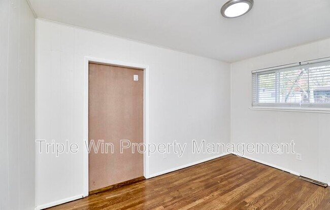 Building Photo - 803 Holiday Ave