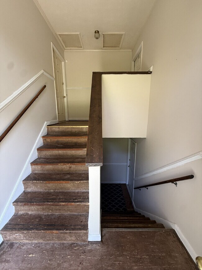 Building Photo - 2 Bedroom 1 Bathroom Apartment in Madison Heights with off street parking.