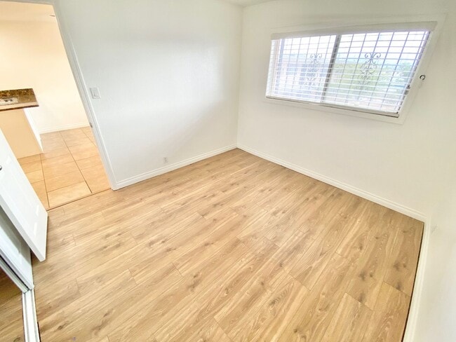Building Photo - ADORABLE 1 BEDROOM 1 BATHROOM CONDO!