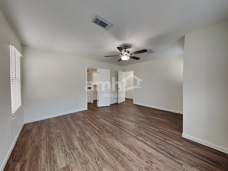 Building Photo - 11731 Rolling Stream Dr