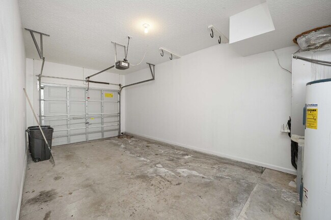 Building Photo - Charming 3BR Townhouse with Garage & Priva...
