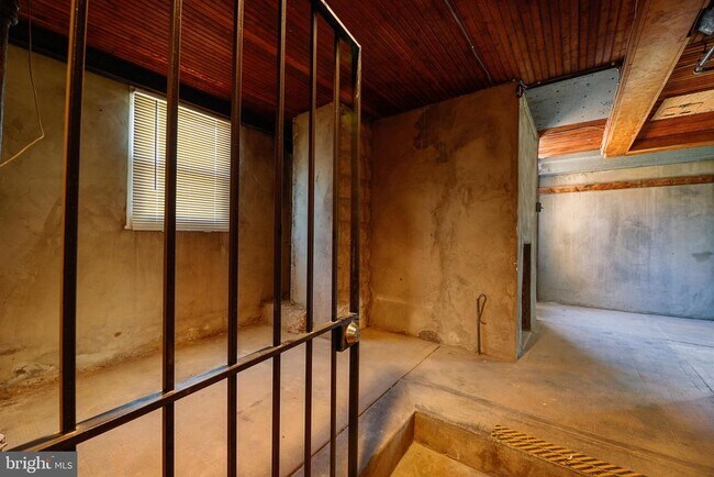 Building Photo - 1321 Maple Ave