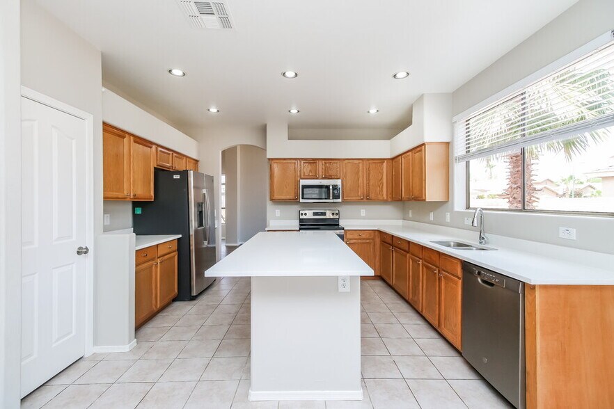 Building Photo - 1356 E Black Diamond Dr