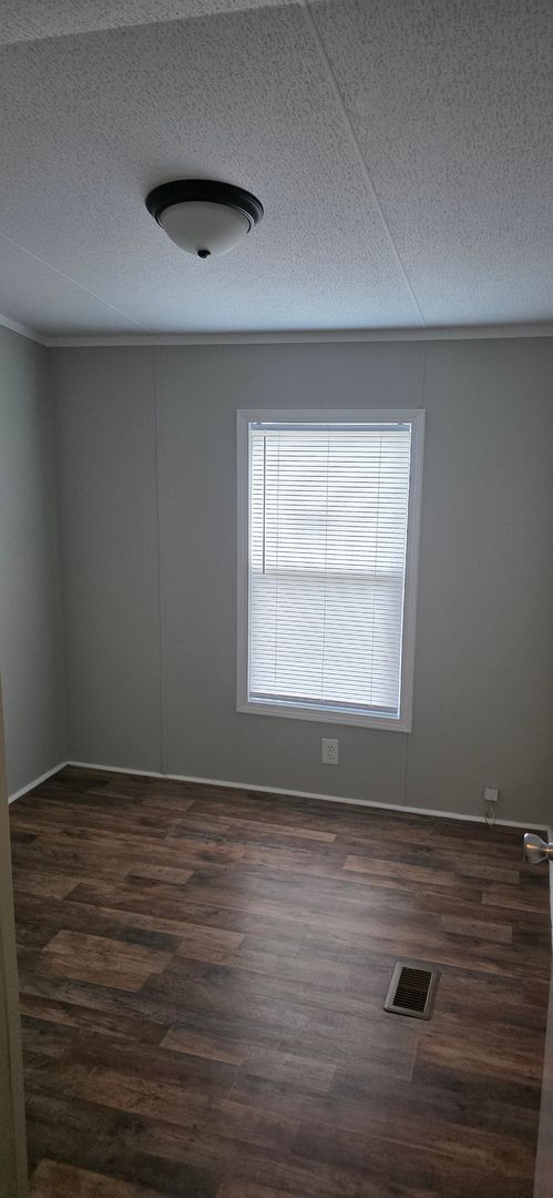 Building Photo - 3 Bed, 2 Bath Single Family