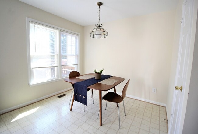 Building Photo - Fabulous Three Bedroom Three Level Townhome in the Heart of Kingstowne!