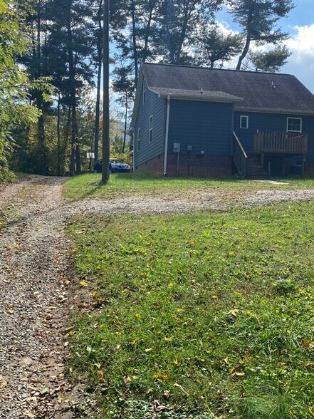 Building Photo - 47 Enka Orchard St