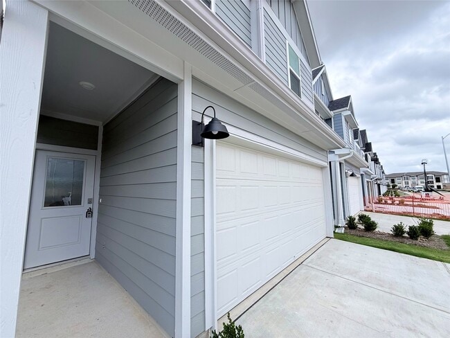 Building Photo - 28214 Meadowlark Sky Dr