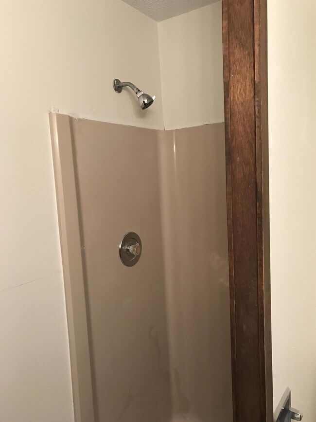 Building Photo - 706 W 1st St