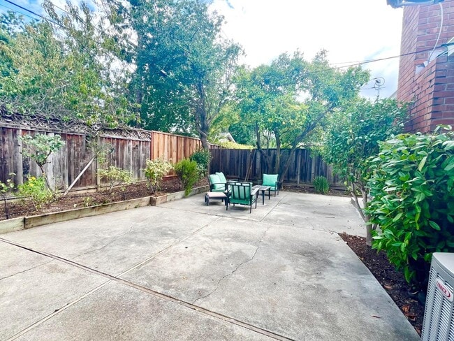 Building Photo - 519 Drucilla Dr