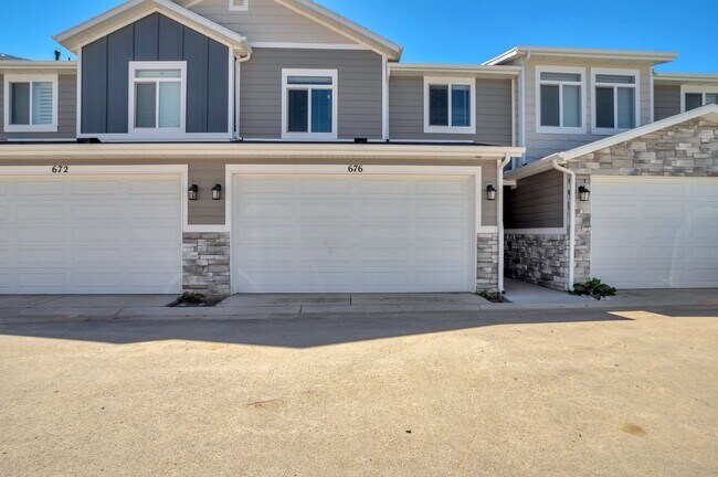 Building Photo - Stunning 3 Bed - 2.5 Bath Townhome in Amaz...