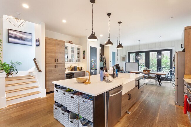 Building Photo - Stunning 4/3.5 Home in Highly Sought-After Area w/ 1300 Sq Ft of Outdoor Space!