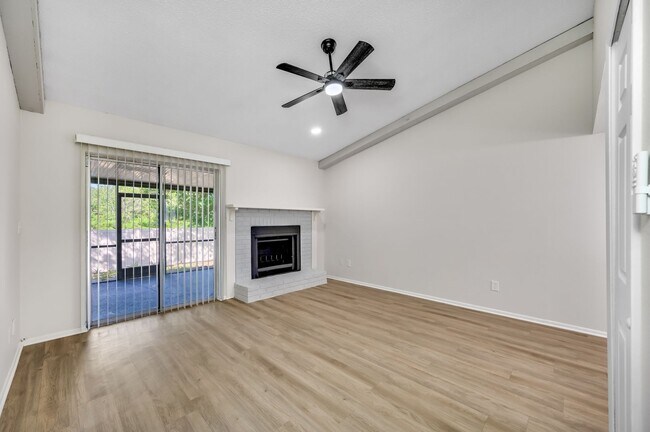 Building Photo - Renovated Apartment in the Heart of Carollwood