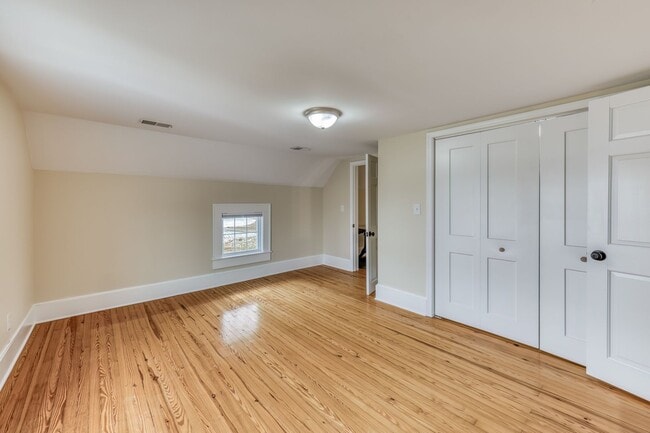 Building Photo - 5 Bedroom / 3.5 Bath Home Blountville, TN