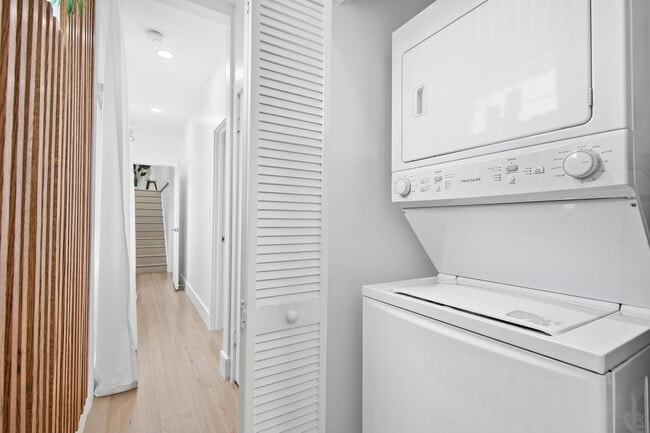 Building Photo - 615 SE 11th Ave