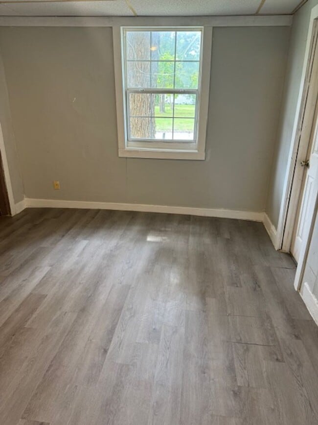 Building Photo - 2 bedroom 1 bath home close to downtown