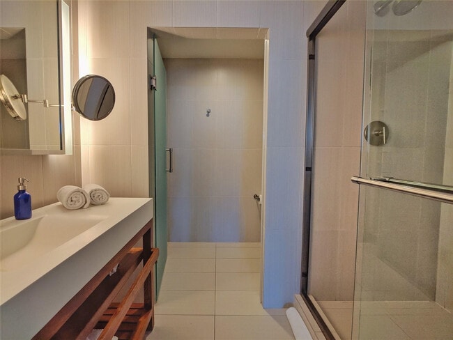 Building Photo - 3101 Bayshore Dr