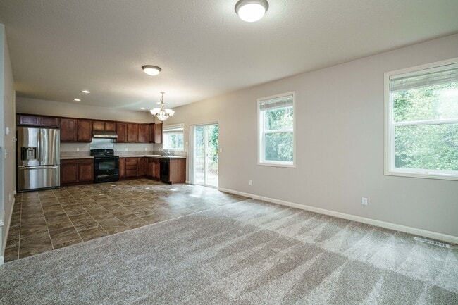 Building Photo - $500 Move In Special  4 Bedroom 2.5 Bath New Carpet and Fresh Paint