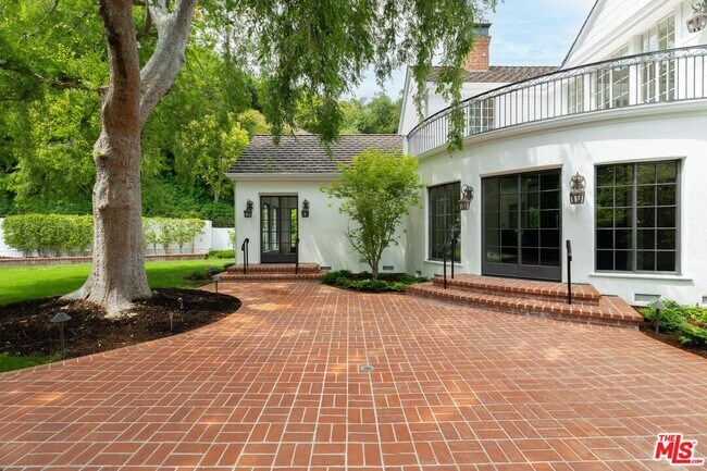 Building Photo - 1115 N Beverly Dr