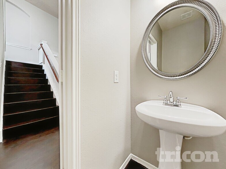 Building Photo - 24718 Lakecrest Creek Dr