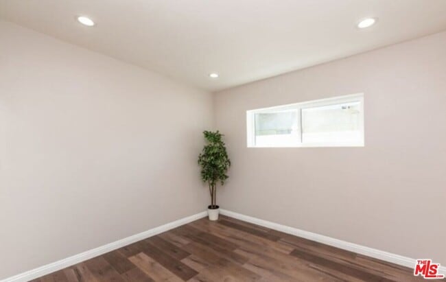 Building Photo - 526 W Ash Ave