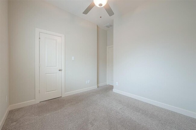 Building Photo - 402 Jolly Ginger Dr