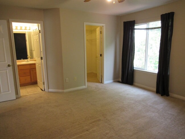 Building Photo - Bright and well maintained 4 bed, 3 bath h...