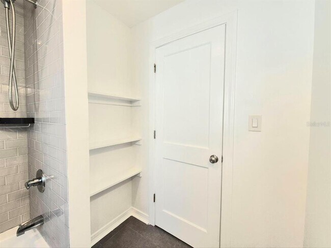 Building Photo - 2617 W Watrous Ave