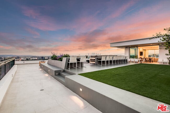 Building Photo - 1100 Alta Loma Rd