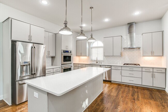 Building Photo - Exclusive Oak Lawn Townhome with Stunning ...