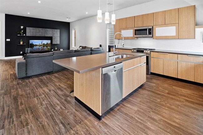 Building Photo - 5511 Paraiso Pl
