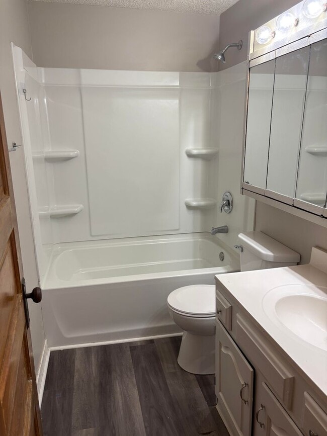 Building Photo - 4 Bedroom 2 Bath 1/2 Off First Months Rent!