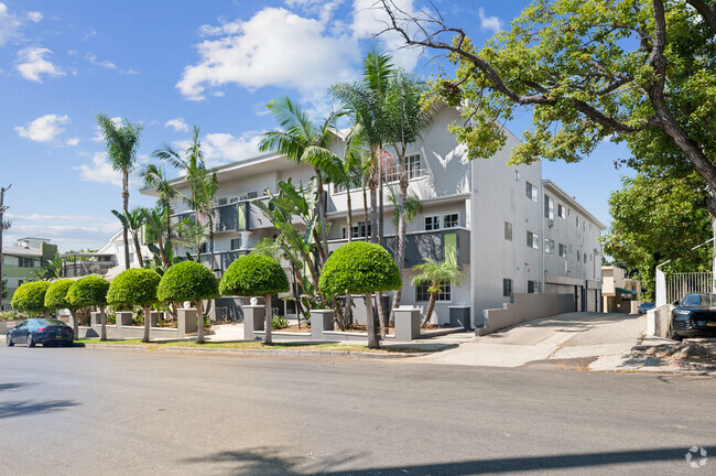 Primary Photo - Chateau Barry Apartments