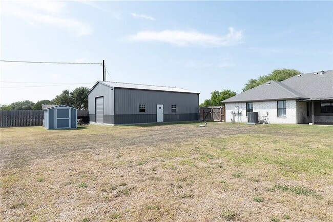 Building Photo - 100 Lone Oak St
