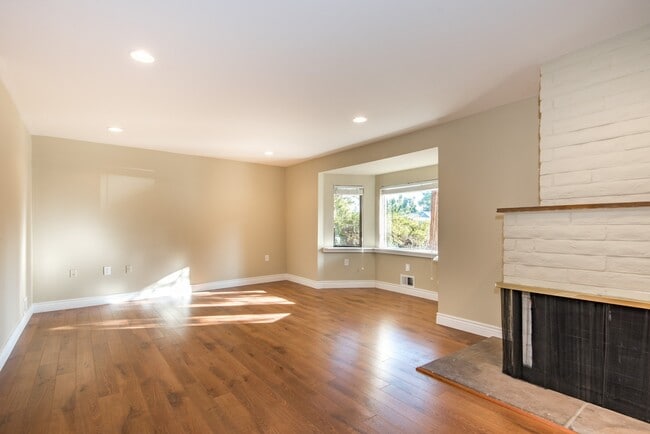 Building Photo - Beautiful Los Gatos Home Minutes to Downto...