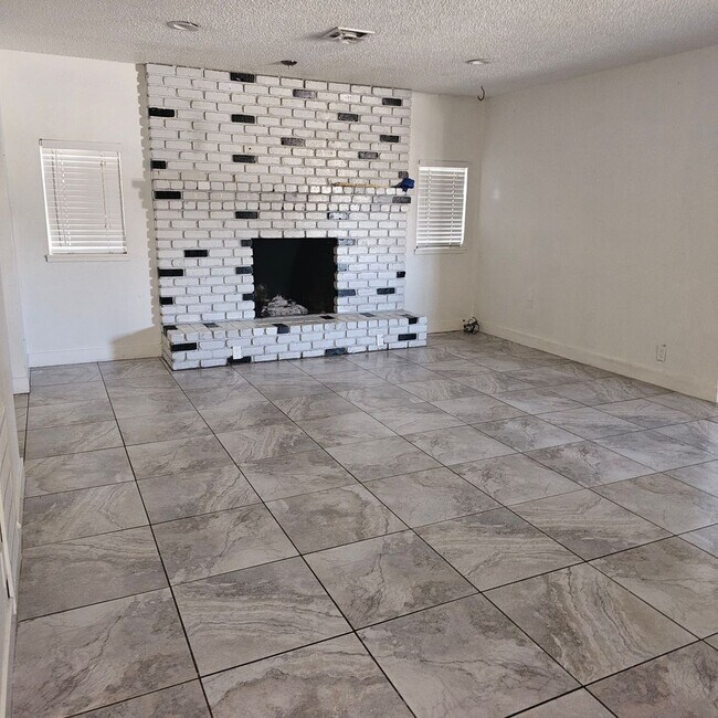 Building Photo - Upgraded 5-Bedroom Home with Open Floor Plan & Large Lot!