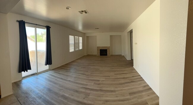 Building Photo - Large 5 bedroom / 2.5 Bathroom Perris Home