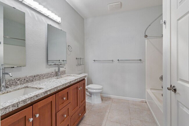 Building Photo - 2-Bedroom Condo in Prime Sunnyvale Location Near Tech Hubs