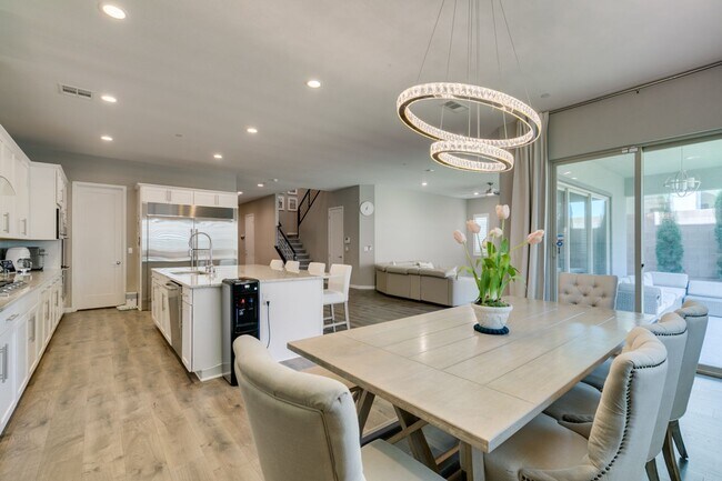 Building Photo - Luxury Rental with Mountain Views in Gated Henderson Community